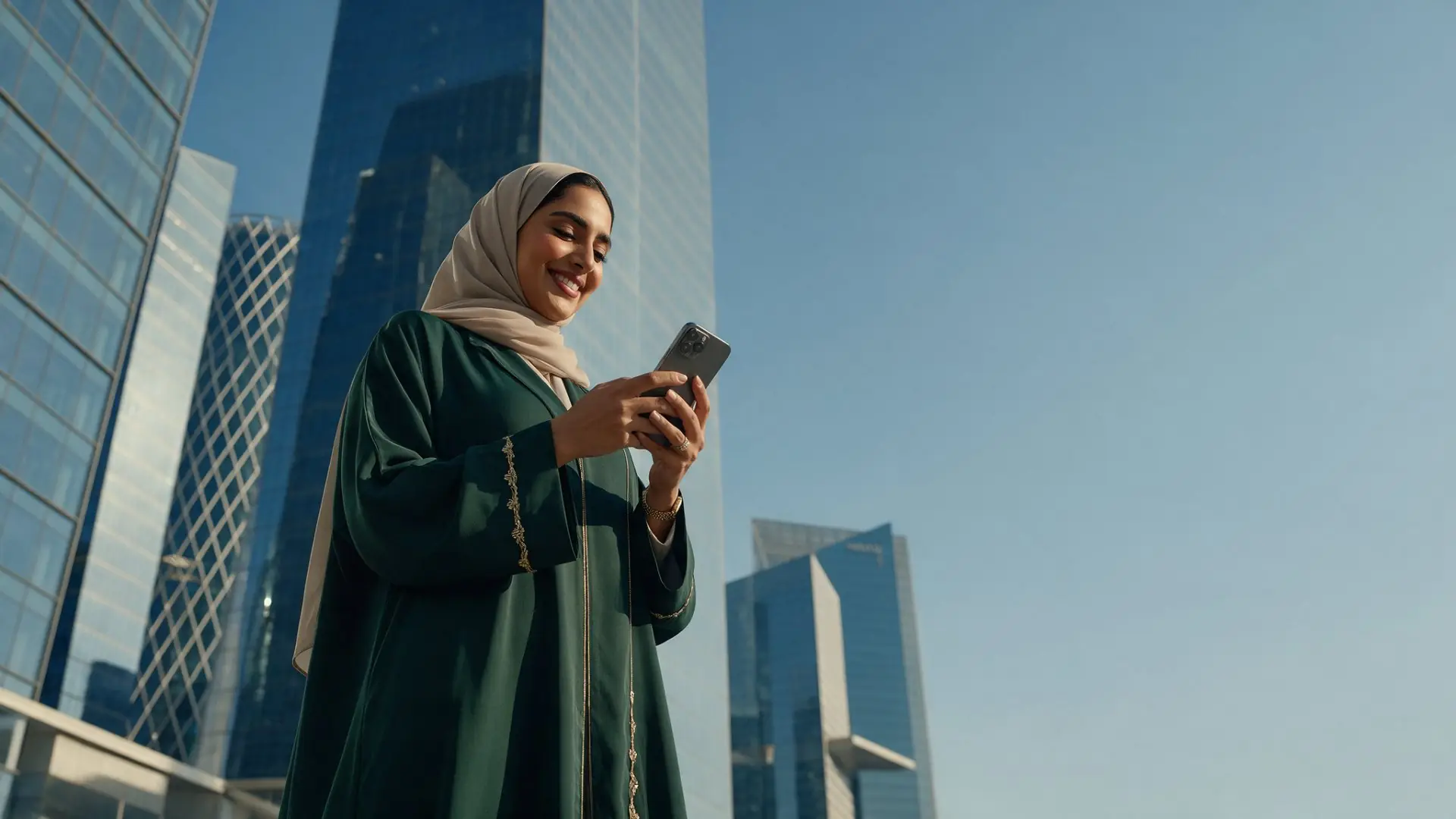 موظفة سعودية تستخدم تطبيق ستاف